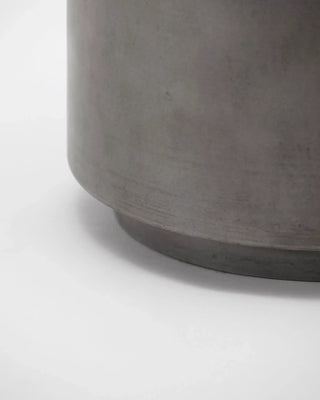 Tafel Out grijs beton 50cm van House Doctor, van dichtbij met materiaal en afwerking zichtbaar