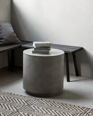 Tafel Out grijs beton 50cm van House Doctor, toegepast in een sfeervolle interieursetting