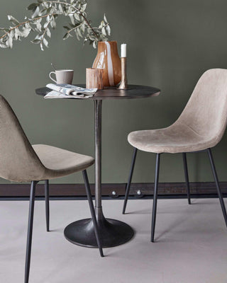 Tafel Pan zwart metaal 61cm van House Doctor, toegepast in een sfeervolle interieursetting