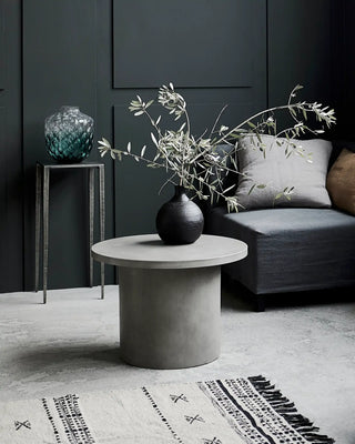 Tafel Stone Grijs 65cm van House Doctor, toegepast in een sfeervolle interieursetting