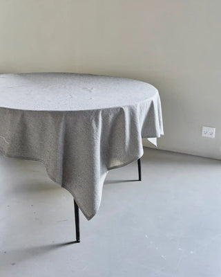 Tafelkleed Block zwart 150x150cm van House Doctor, toegepast in een sfeervolle interieursetting