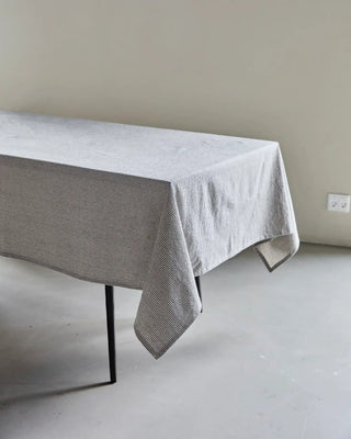 Tafelkleed Block zwart 150x260cm van House Doctor, toegepast in een stijlvolle woonkamer