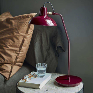 Tafellamp desk rood 50cm van House Doctor, toegepast in een stijlvolle woonkamer