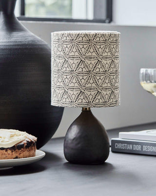 Tafellamp Flores zwart 29cm van House Doctor, toegepast in een sfeervolle interieursetting