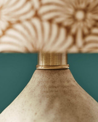 Tafellamp Florie beige 29cm van House Doctor, in een gestileerde detailopstelling