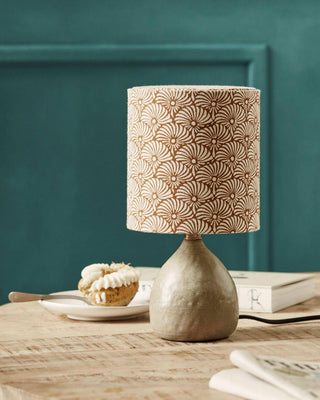 Tafellamp Florie beige 29cm van House Doctor, toegepast in een sfeervolle interieursetting