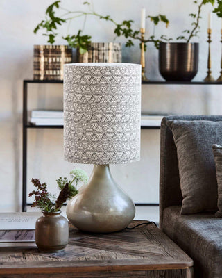 Tafellamp Florie beige 61cm van House Doctor, toegepast in een sfeervolle interieursetting