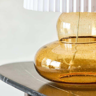 Tafellamp met kap Ribe Amber 55cm van House Doctor, van dichtbij met materiaal en textuur zichtbaar