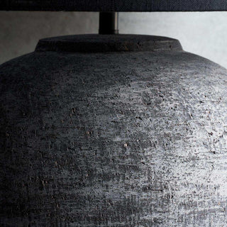 Tafellamp met kap Tahi zwart 65cm van House Doctor, van dichtbij met materiaal en textuur zichtbaar