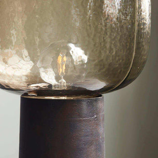 Detail van de House Doctor Note tafellamp met brandende lichtbron achter golvend glas