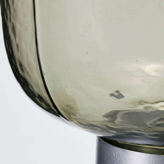 Detail van de glazen kap van de Note tafellamp, met onregelmatige structuur bij de voet