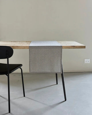 Tafelloper Block zwart 40x140cm van House Doctor, toegepast in een stijlvolle woonkamer
