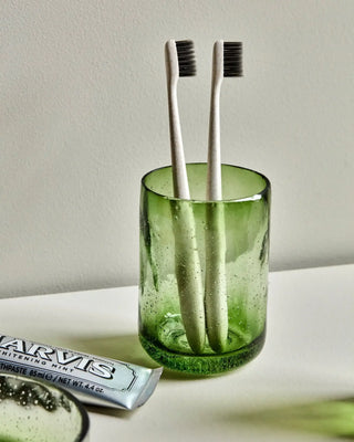 Tandenborstelhouder Wah groen glas van House Doctor, toegepast in een sfeervolle interieursetting