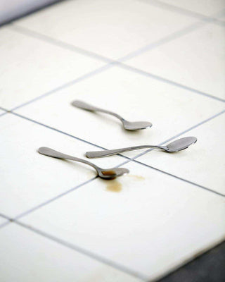 Theelepel Brush zilver van House Doctor, van opzij met vorm en constructie zichtbaar