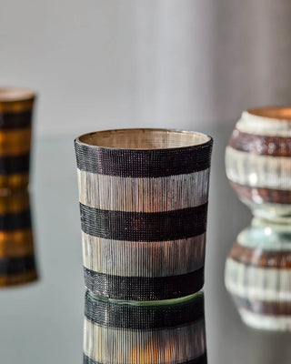 Theelichthouder Stripe Zwart Gebroken wit 9cm - 2 stuks van House Doctor, toegepast in een sfeervolle interieursetting