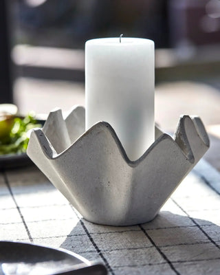 Theelichthouder Vaso grijs 17cm van House Doctor, toegepast in een sfeervolle interieursetting
