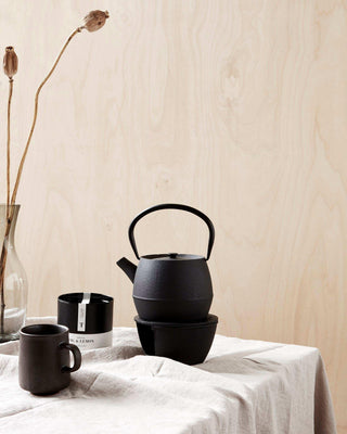 Theepot Cast zwart 14cm van House Doctor, toegepast in een sfeervolle interieursetting