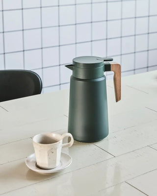 Thermofles Cole donkergroen 1,8L van House Doctor, toegepast in een sfeervolle interieursetting