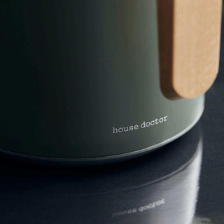 Detail van thermoskan Cole met houten handvat en House Doctor-logo aan de onderzijde