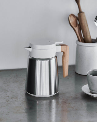 Thermoskan Cole zilver off-white - 1L van House Doctor, toegepast in een sfeervolle interieursetting