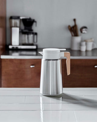 Thermoskan Cole zilver offwhite - 1,8 l van House Doctor, toegepast in een sfeervolle interieursetting