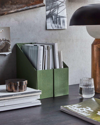 Tijdschriften houder Hold groen - 2 stuks van House Doctor, toegepast in een sfeervolle interieursetting