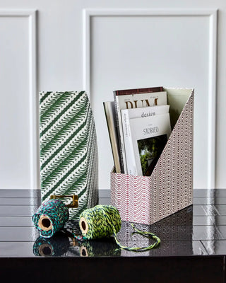 Tijdschriftenhouder Keep Groen 24cm van House Doctor, toegepast in een sfeervolle interieursetting