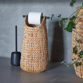 Toiletrolhouder Paper naturel 1 rol van House Doctor, toegepast in een sfeervolle interieursetting