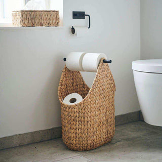 House Doctor Paper toiletrolhouder met drie rollen naast een toilet