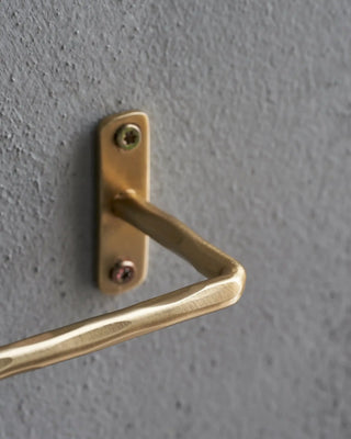Toiletrolhouder Welo geborsteld messing van House Doctor, in een gestileerde detailopstelling