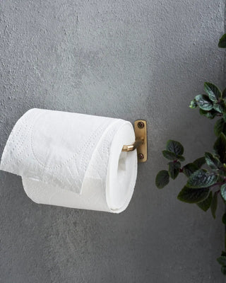 Toiletrolhouder Welo geborsteld messing van House Doctor, toegepast in een sfeervolle interieursetting