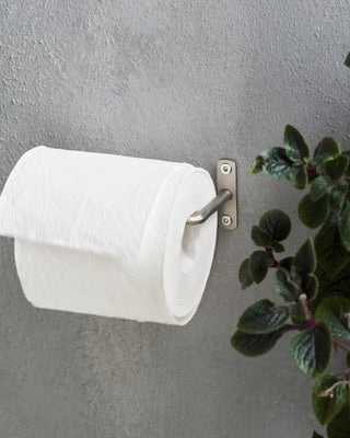 Toiletrolhouder Welo geborsteld zilver van House Doctor, toegepast in een sfeervolle interieursetting