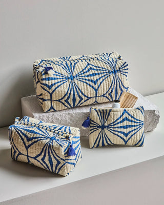 Toilettasset Care blauw katoen - set van 3 van House Doctor, toegepast in een sfeervolle interieursetting