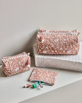 Toilettasset Care roze - set van 3 van House Doctor, toegepast in een sfeervolle interieursetting