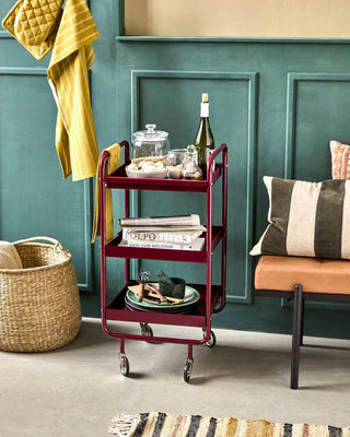 Trolly Roll bordeaux 85cm van House Doctor, toegepast in een stijlvolle woonkamer