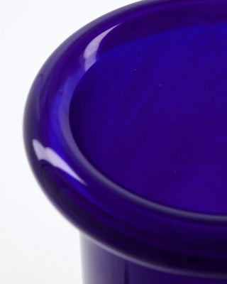 Vaas Buck blauw glas 23cm van House Doctor, van dichtbij met materiaal en afwerking zichtbaar