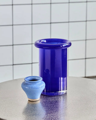 Vaas Buck blauw glas 23cm van House Doctor, toegepast in een sfeervolle interieursetting