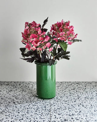 Vaas Buck groen glas 23cm van House Doctor, toegepast in een sfeervolle interieursetting
