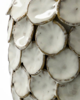 Close-up van de witte, glanzende ronde schijfjes op de vaas