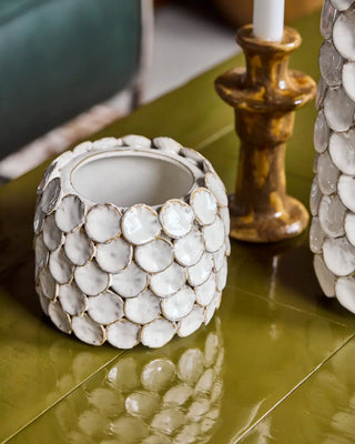Vaas Dot wit aardewerk 15cm van House Doctor, toegepast in een sfeervolle interieursetting