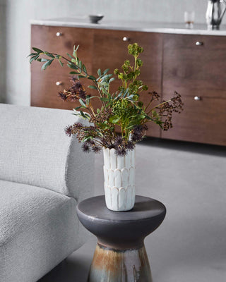 Vaas Ezra off-white Ø13×25 cm van House Doctor, toegepast in een sfeervolle interieursetting