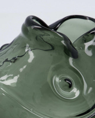Vaas Fish gerookt glas grijs 17cm van House Doctor, in een gestileerde detailopstelling