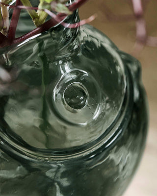 Vaas Fish gerookt glas grijs 17cm van House Doctor, in een gestileerde productopstelling