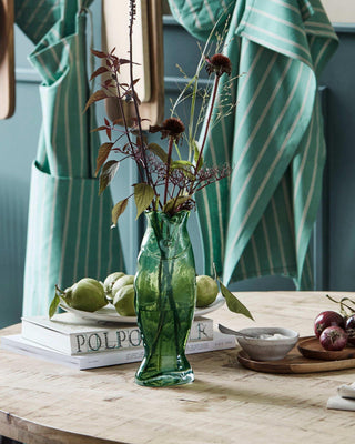 Vaas Fish groen 27cm van House Doctor, toegepast in een sfeervolle interieursetting