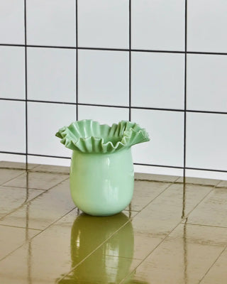 Vaas Flee groen glas 20cm van House Doctor, toegepast in een sfeervolle interieursetting