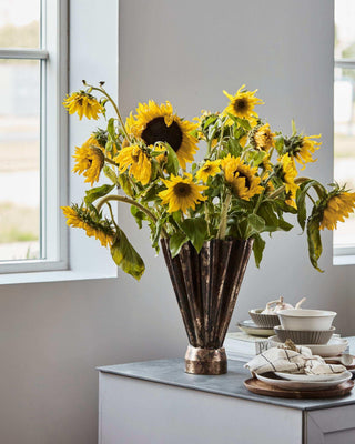 Vaas Flood antiek bruin 33cm van House Doctor, toegepast in een sfeervolle interieursetting