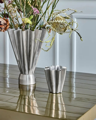 Vaas Flood Geborsteld zilver 13cm van House Doctor, toegepast in een sfeervolle interieursetting