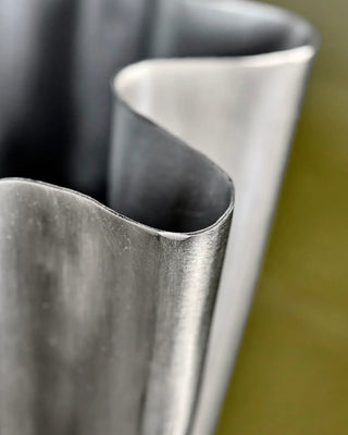 Vaas Flood Geborsteld zilver 13cm van House Doctor, in een gestileerde productopstelling
