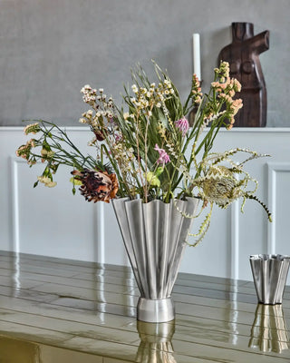 Vaas Flood Geborsteld zilver 33cm van House Doctor, toegepast in een sfeervolle interieursetting