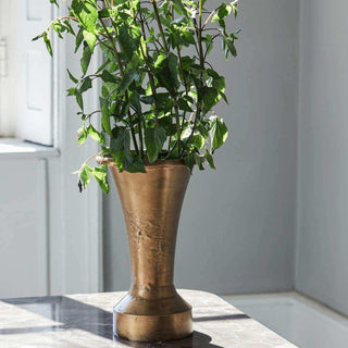 House Doctor Florist vaas met bladrijke takken op een tafel in het zonlicht